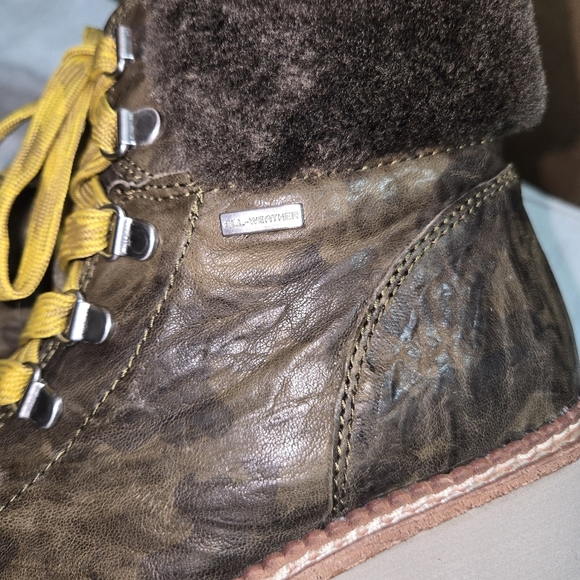 VIONICA Women's Camouflage Lace-Up Boots - Picture 6 of 8